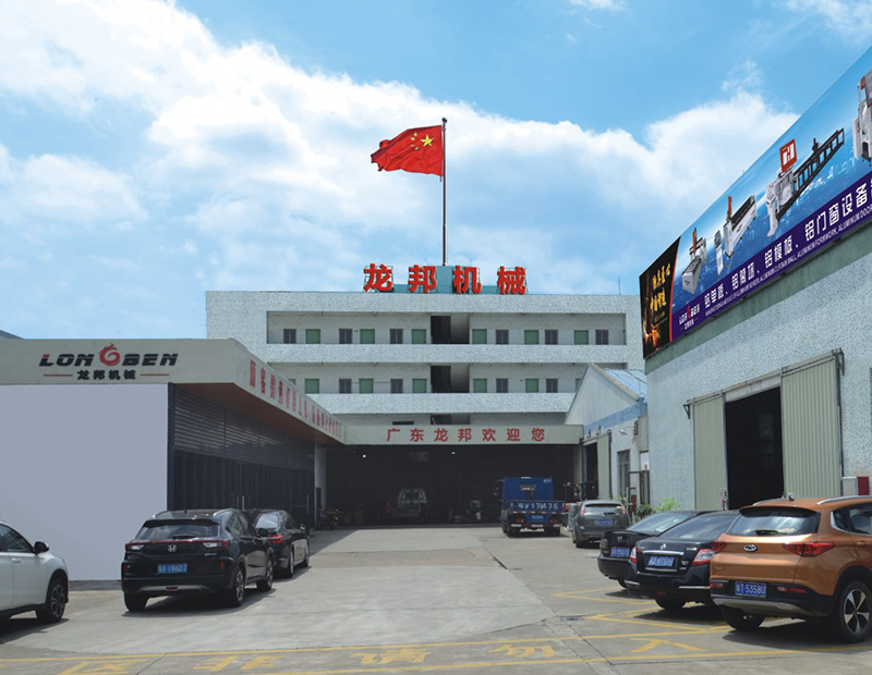 龍邦廠房門口